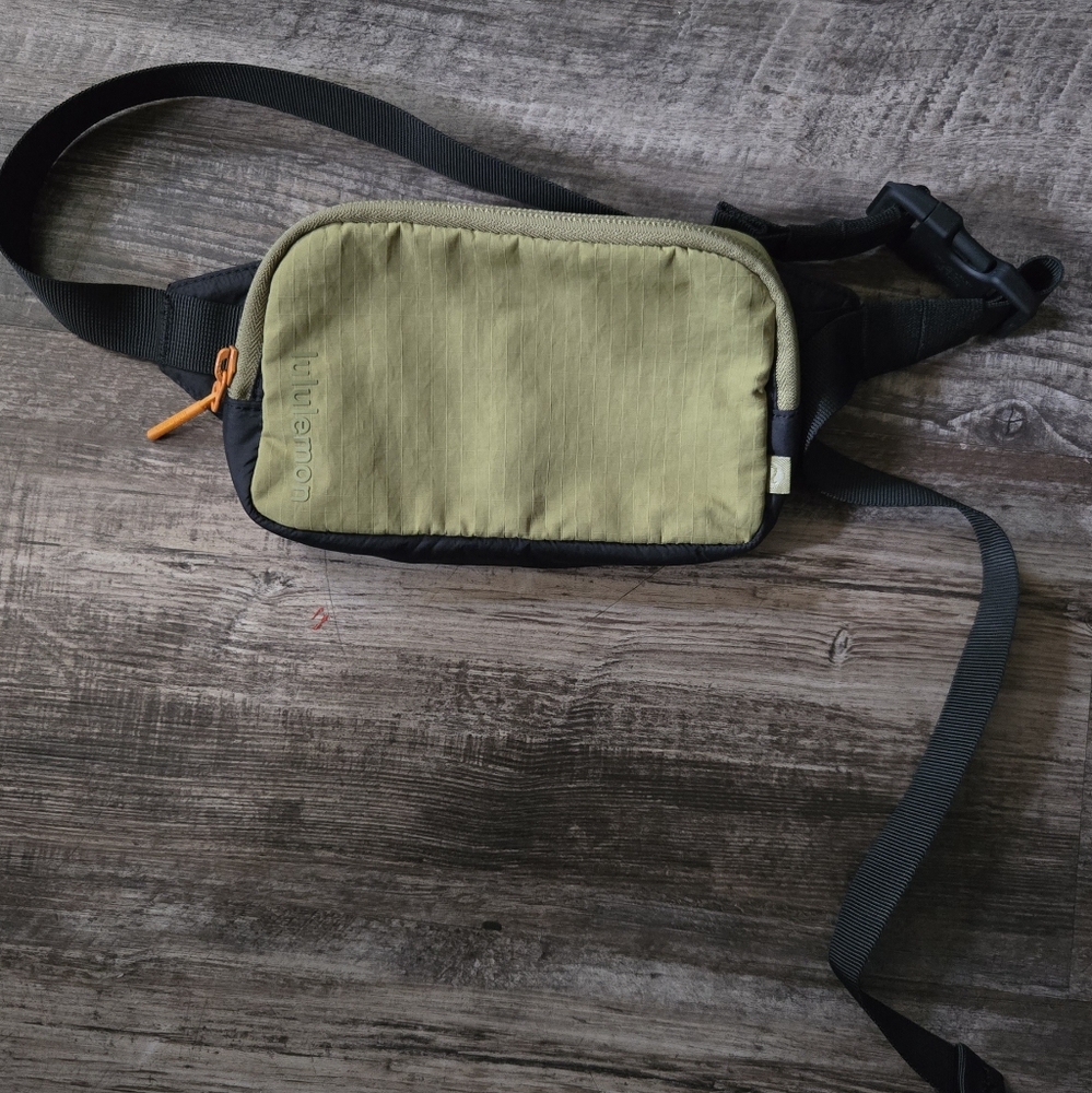 Lululemon Everywhere Mini Belt Bag